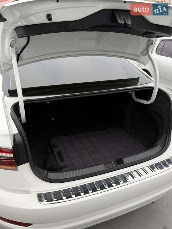 Седан Volkswagen Jetta 2019 в Киеве