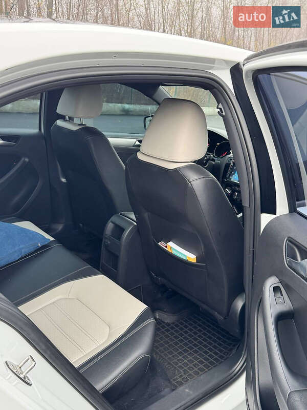 Седан Volkswagen Jetta 2016 в Киеве