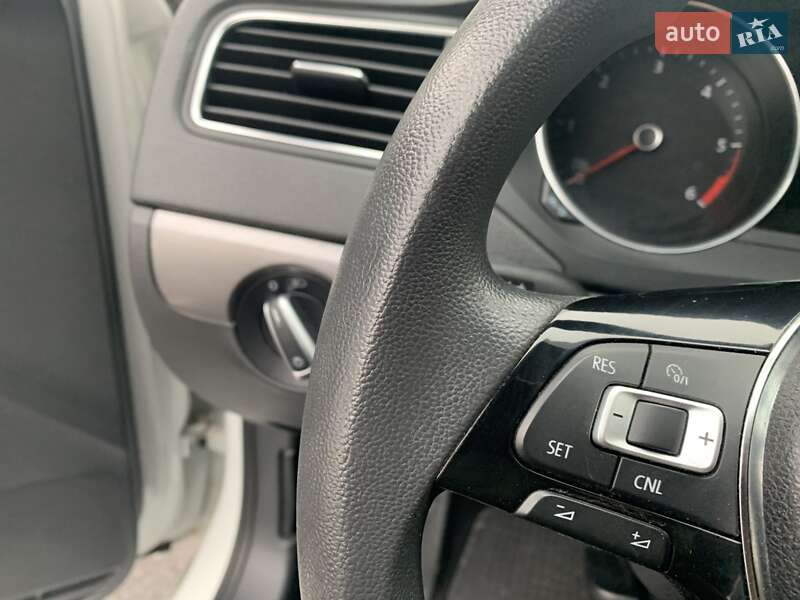 Седан Volkswagen Jetta 2015 в Виннице