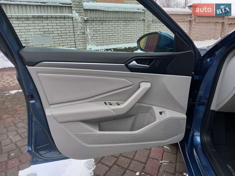 Седан Volkswagen Jetta 2019 в Львове