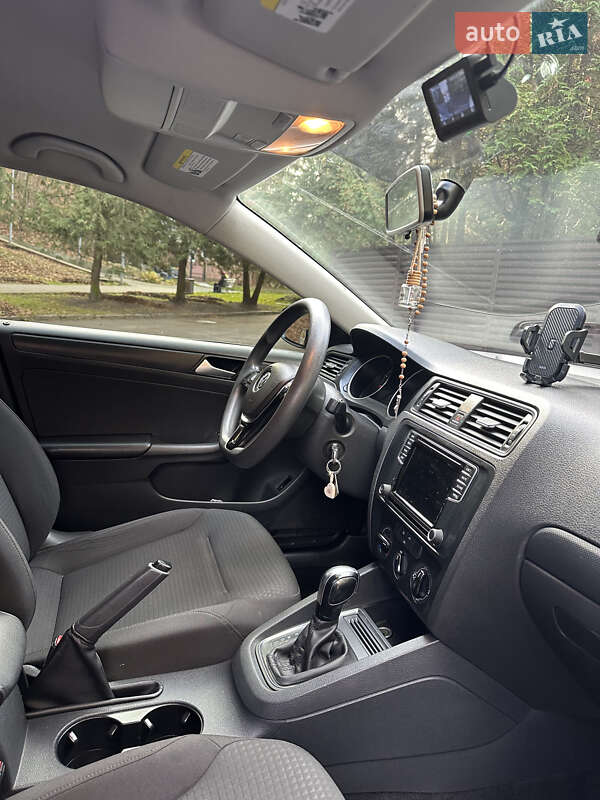 Седан Volkswagen Jetta 2015 в Львове