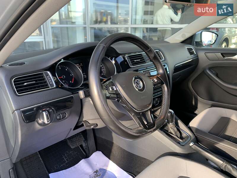 Седан Volkswagen Jetta 2016 в Львові