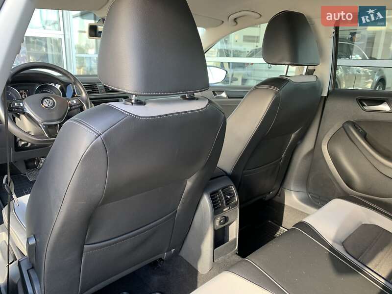 Седан Volkswagen Jetta 2016 в Львові