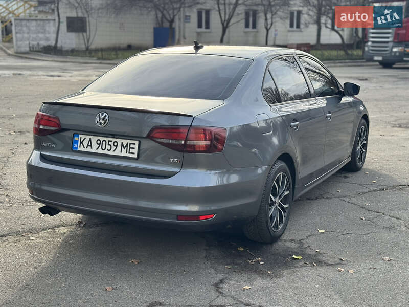 Седан Volkswagen Jetta 2016 в Киеве
