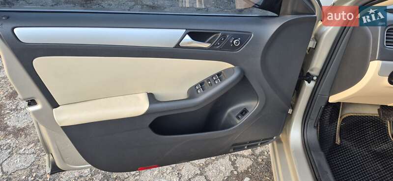 Седан Volkswagen Jetta 2012 в Харкові