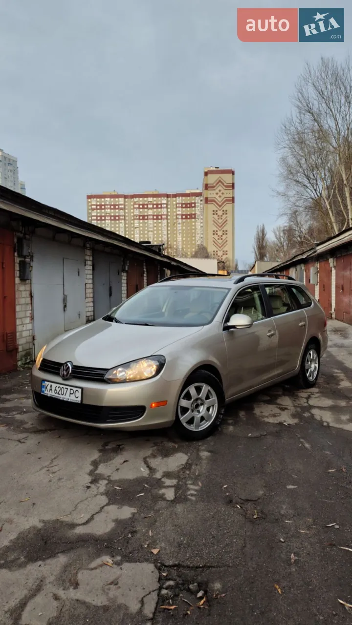 Продам Volkswagen Jetta 2012 року, універсал, золотистого кольору з просторим салоном у бежевій шкірі та величезною панорамою.

 Атмосферний 2.5-літровий п’ятициліндровий двигун у парі з автоматичною коробкою передач (японський гідротрансформатор Aisin) — це класична надійна і проста у догляді комбінація. 

Машина дуже містка, зручна для сім’ї та подорожей по будь-яких дорогах.

Авто куплене у лютому 2025 року з пробігом 240 тис. км. Відразу після покупки проведено повне комплексне ТО: замінені рідини (масло, антифриз, гальмівна), фільтри (масляний, паливний, повітряний, салону), встановлено новий акумулятор та літню гуму з дисками. Також оновлені гальмівні колодки та ротори і був заправлений кондиціонер .
Додатково встановлена оригінальна мультимедіа Volkswagen з Android Auto для китайського ринку. 
За час власності була одна несправність — заміна MAP-сенсора, після чого всі помилки зникли. 
На 250 000 км — повторна заміна масла, масляного, повітряного та паливного фільтрів, а також свічок на іридієві NGK.
Автомобіль повністю справний, всі вузли працюють чітко, вкладень не потребує. Всі роботи проводилися своєчасно та фіксувалися. 
Пробіг реальний, легко перевіряється, до будь-яких перевірок ставлюся абсолютно спокійно.
Недоліки : тріснуте лобове скло, вм’яте крило, потертий бампер, потертості на правих дверях.

 Про реальний стан кажу чесно, без прикрас — готовий відповісти на ваші питання особисто або телефоном.
Продаю бо пересідаю на Гольф 7 аллтрек.


