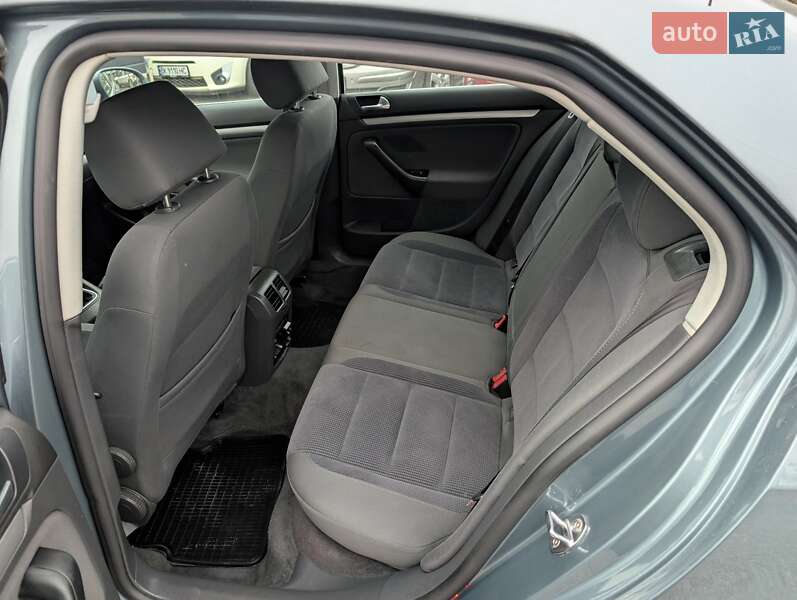 Седан Volkswagen Jetta 2006 в Ровно