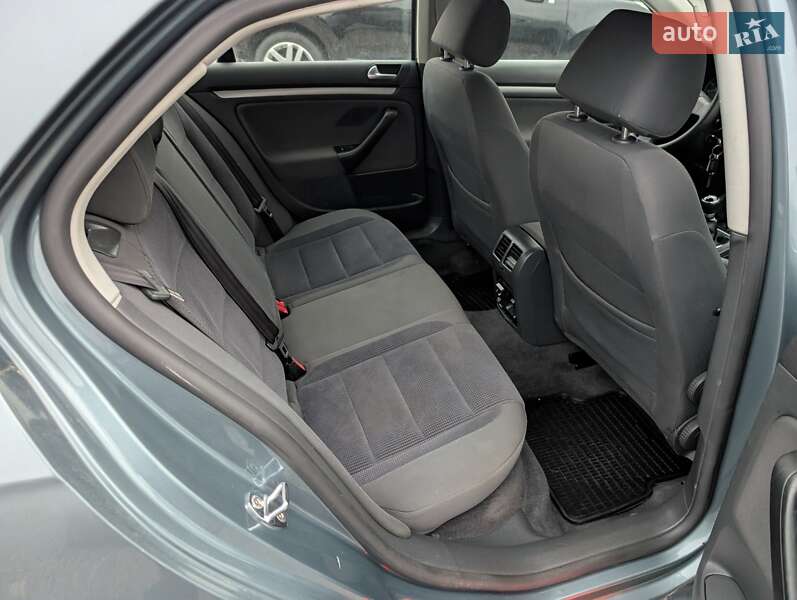 Седан Volkswagen Jetta 2006 в Ровно
