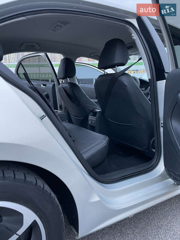 Седан Volkswagen Jetta 2011 в Києві фото 35 Седан Volkswagen Jetta 2011 в Києві
