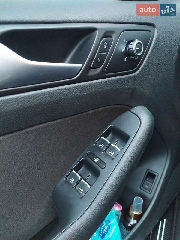 Седан Volkswagen Jetta 2013 в Тараще фото 27 Седан Volkswagen Jetta 2013 в Тараще