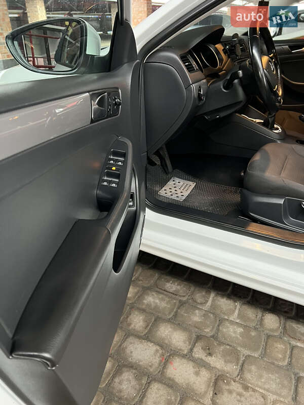 Седан Volkswagen Jetta 2016 в Львові