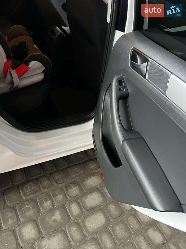 Седан Volkswagen Jetta 2016 в Львові