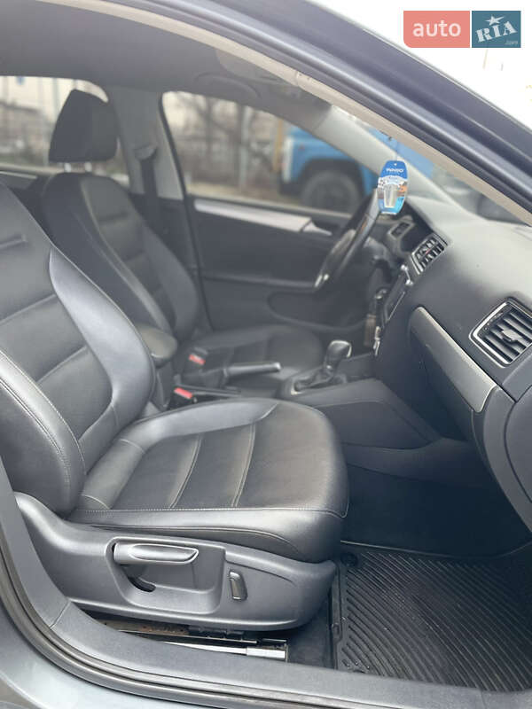 Седан Volkswagen Jetta 2014 в Запоріжжі