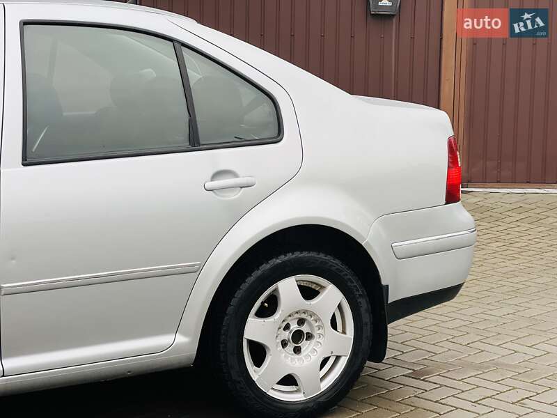 Седан Volkswagen Jetta 2004 в Чернівцях