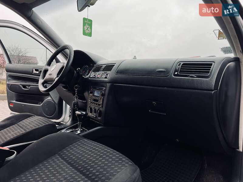 Седан Volkswagen Jetta 2004 в Чернівцях