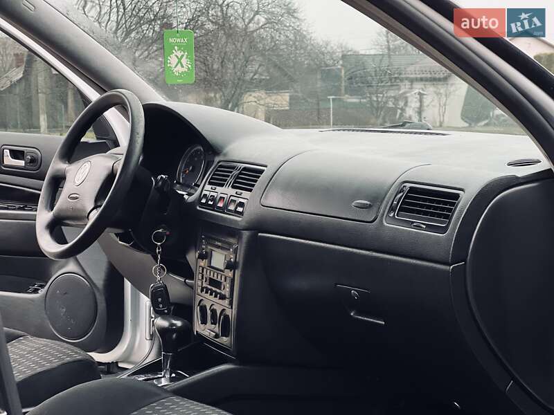 Седан Volkswagen Jetta 2004 в Чернівцях