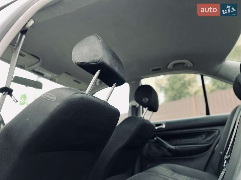 Седан Volkswagen Jetta 2004 в Чернівцях