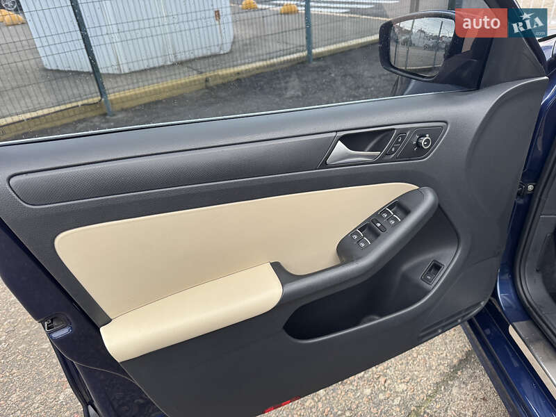 Седан Volkswagen Jetta 2012 в Києві