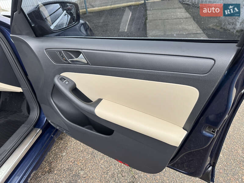 Седан Volkswagen Jetta 2012 в Києві