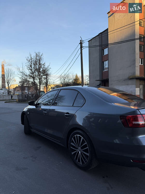 Седан Volkswagen Jetta 2015 в Києві фото 5 Седан Volkswagen Jetta 2015 в Києві