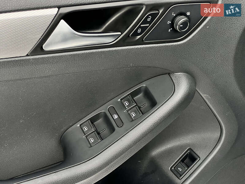 Седан Volkswagen Jetta 2015 в Києві фото 28 Седан Volkswagen Jetta 2015 в Києві