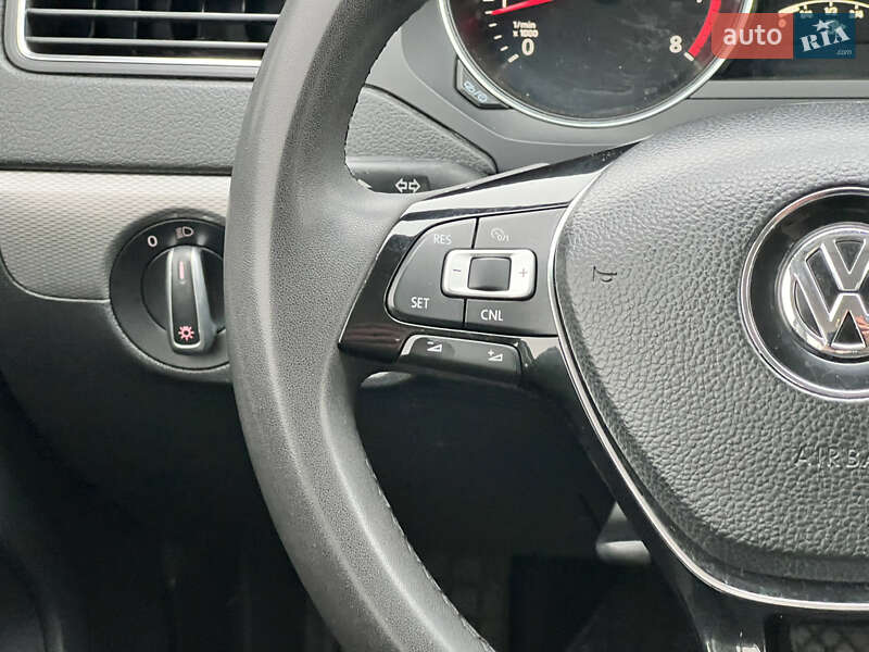 Седан Volkswagen Jetta 2015 в Києві фото 38 Седан Volkswagen Jetta 2015 в Києві