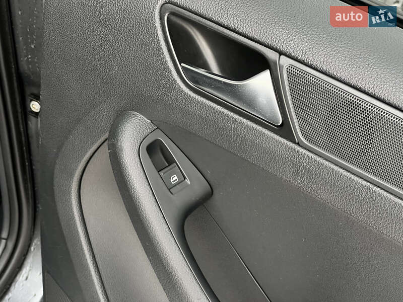 Седан Volkswagen Jetta 2015 в Києві фото 43 Седан Volkswagen Jetta 2015 в Києві