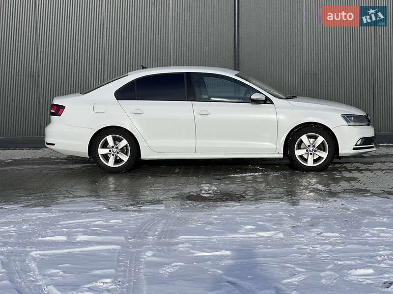Седан Volkswagen Jetta 2016 в Львові