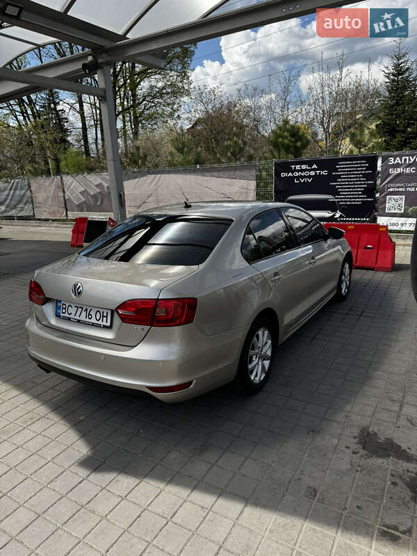 Седан Volkswagen Jetta 2012 в Львові