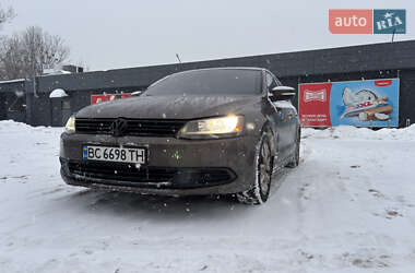 Седан Volkswagen Jetta 2013 в Львові