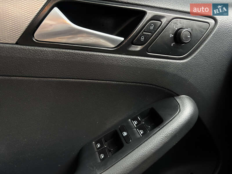 Седан Volkswagen Jetta 2014 в Черновцах