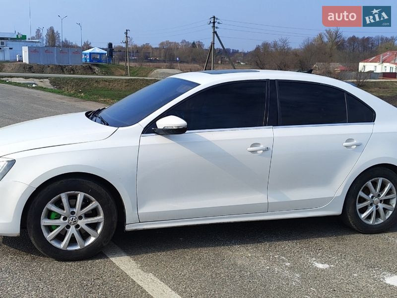 Седан Volkswagen Jetta 2012 в Ромнах