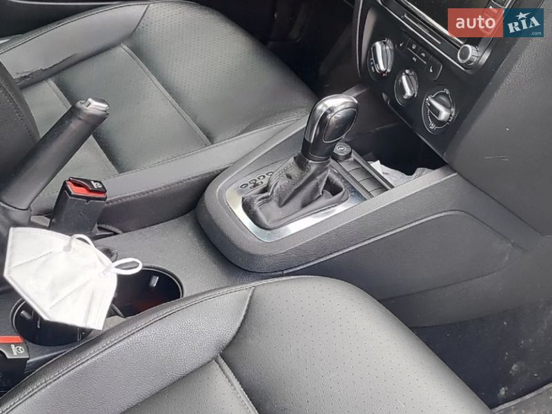 Седан Volkswagen Jetta 2012 в Ромнах