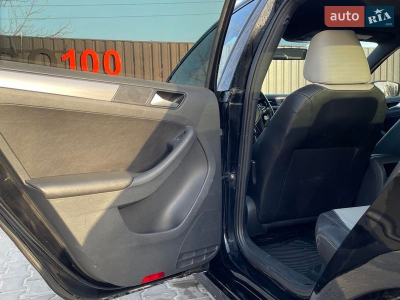 Седан Volkswagen Jetta 2016 в Вишневом фото 14 Седан Volkswagen Jetta 2016 в Вишневом