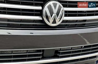 Минивэн Volkswagen Multivan 2019 в 