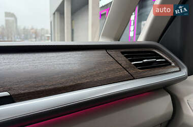 Минивэн Volkswagen Multivan 2021 в 