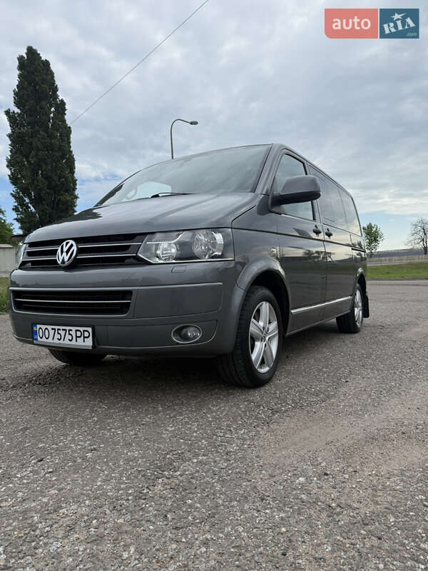 Минивэн Volkswagen Multivan 2010 в 