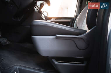 Минивэн Volkswagen Multivan 2017 в 