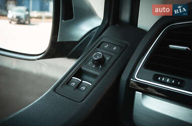 Минивэн Volkswagen Multivan 2017 в 
