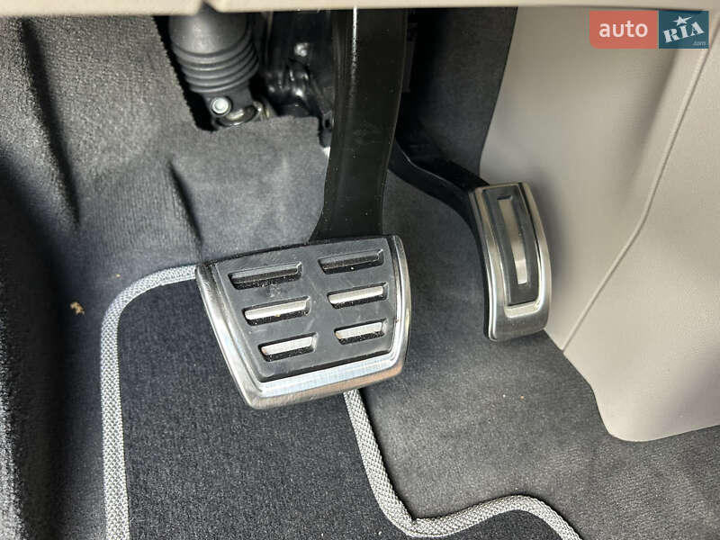 Минивэн Volkswagen Multivan 2023 в Киеве