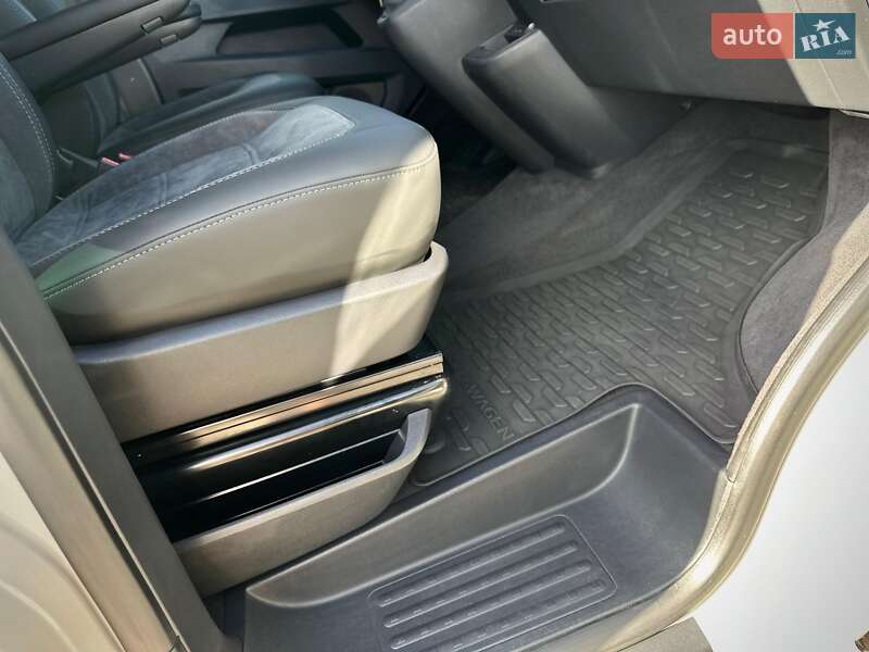 Минивэн Volkswagen Multivan 2020 в Киеве