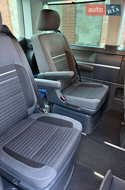 Мінівен Volkswagen Multivan 2015 в 