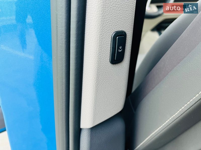 Минивэн Volkswagen Multivan 2023 в Киеве