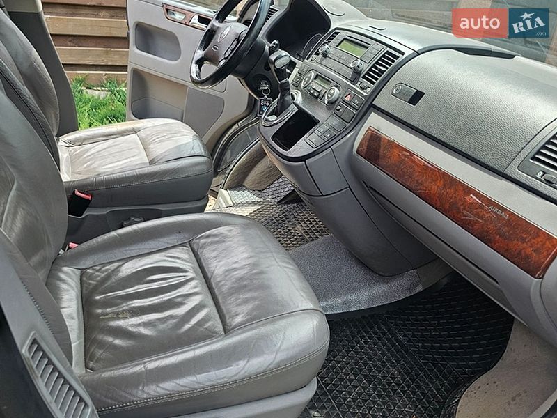 Минивэн Volkswagen Multivan 2006 в Гореничах