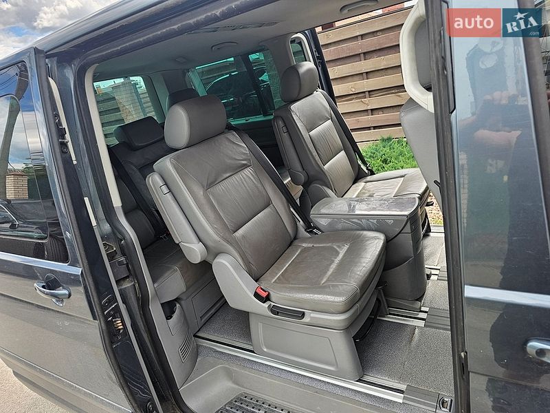 Минивэн Volkswagen Multivan 2006 в Гореничах
