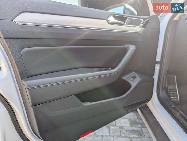 Универсал Volkswagen Passat Alltrack 2017 в Киеве фото 18 Универсал Volkswagen Passat Alltrack 2017 в Киеве