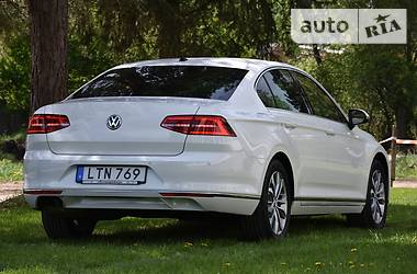 Седан Volkswagen Passat 2015 в Львове