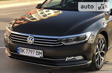 Седан Volkswagen Passat 2015 в Ровно