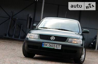 Седан Volkswagen Passat 1999 в Сарнах