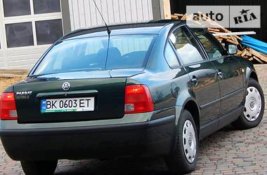 Седан Volkswagen Passat 1999 в Сарнах